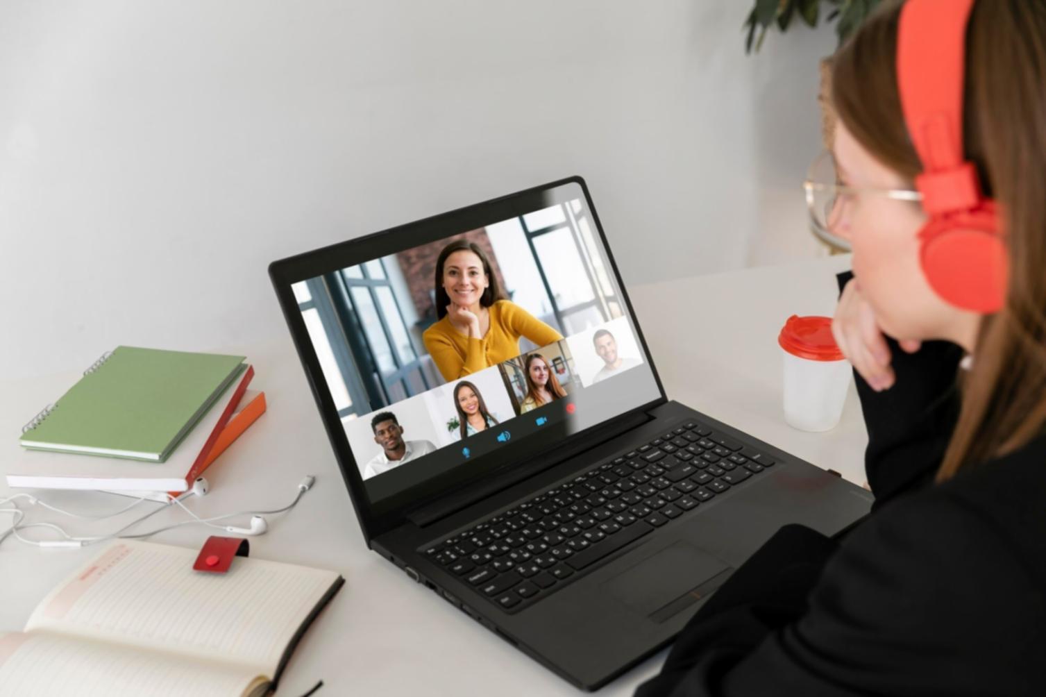 Teilnehmer arbeiten gemeinsam an Finanzplanungsaufgaben mit modernen Analysewerkzeugen